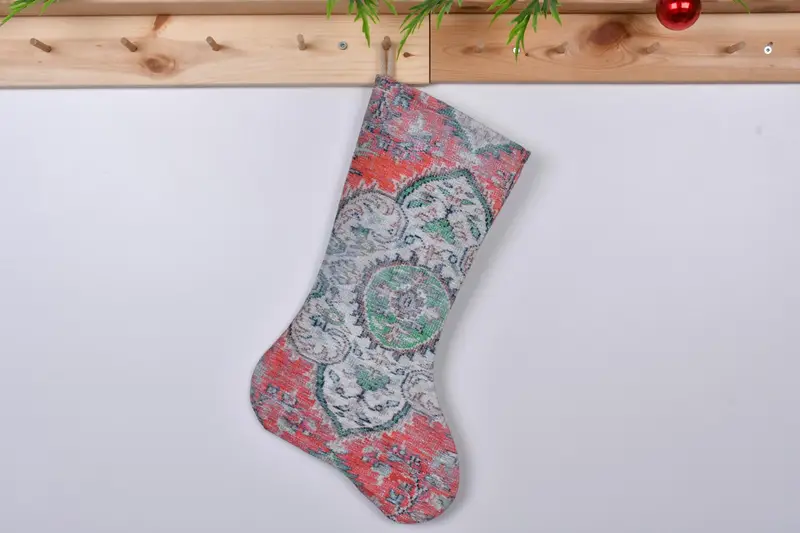 Şenlikli Noel Süsleri Deseni, Yeşil ve Pembe 12 İnç Çorap