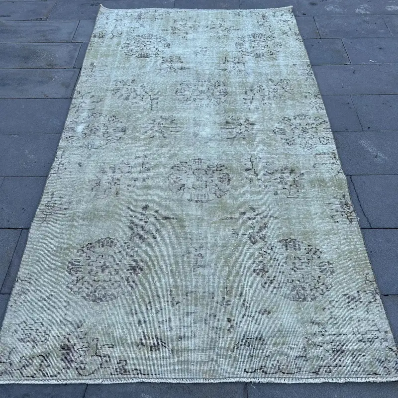 Eleganter Teppich in Braun und Grün, 140 x 255 cm mit Randmuster