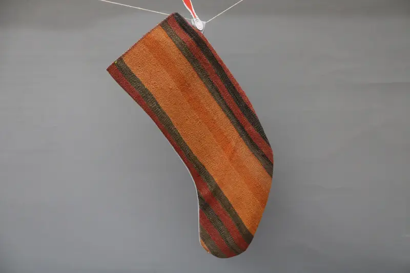 Medias navideñas rojas con adornos marrones, decoración festiva