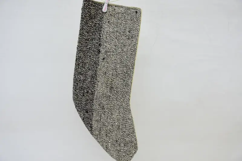 Brauner und weißer Weihnachtsstrumpf, festlicher Weihnachtsstrumpf