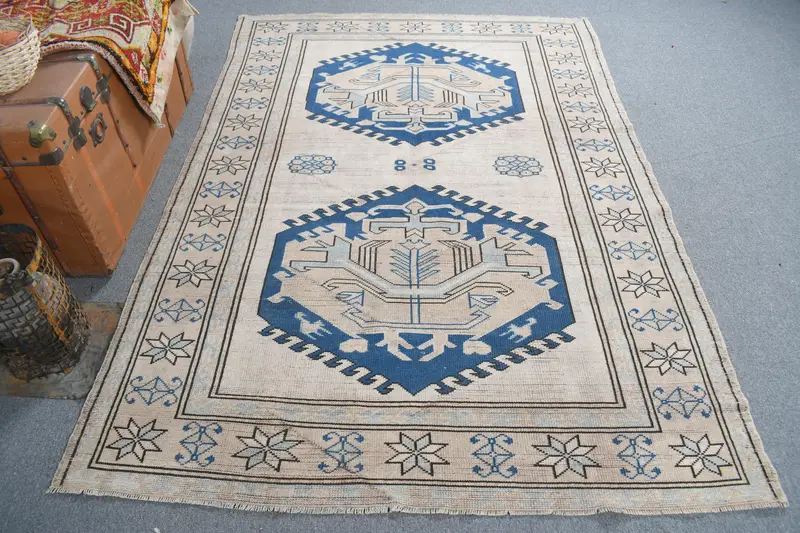 Eleganter beige-blauer Teppich, 5,1 x 7,4 Fuß großes Polka-Dot-Design