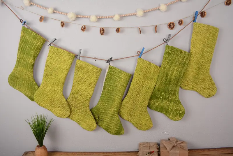 Şenlikli Yeşil Noel Çorabı, Süs Desenli Tatil Çorabı