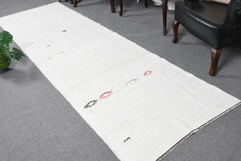 Alfombra turca vintage de 10,9 x 3,1 m, alfombra Kilim blanca con estampado animal - 1