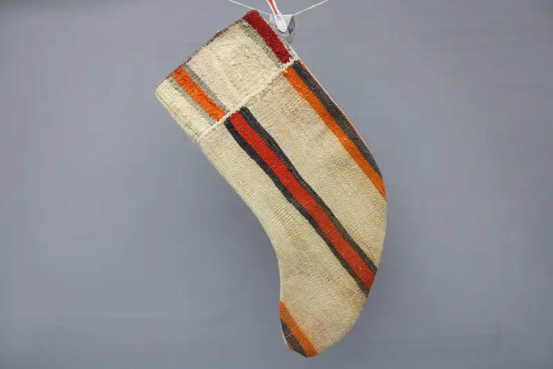 Calcetín navideño rojo y beige con adornos, decoración navideña de 9 pulgadas de ancho