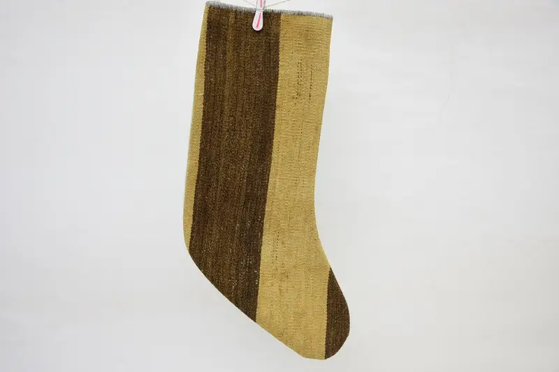 Brauner und gelber Weihnachtsstrumpf, festlicher Weihnachtsstrumpf