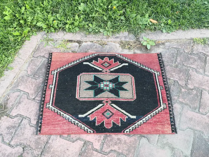 Roter und schwarzer rechteckiger Teppich, handgefertigte kleine Teppiche und Fußmatten