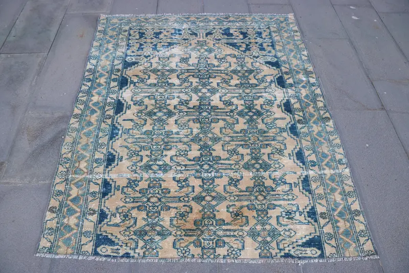 Vintage türkischer Akzentteppich 4,2x5 ft (127x151 cm), Blauer Oushak-Teppich mit Pflanzen und Bäumen - 1