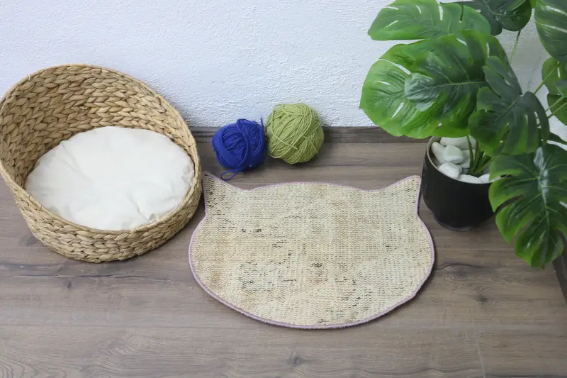 Beige, saugfähige Haustierunterlage mit rutschfester Unterseite, langlebige Haustiermatten