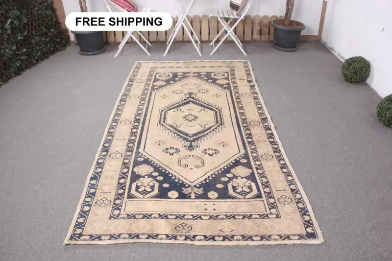 Eleganter beige-blauer Teppich, 4,3 x 7,9 Fuß, gestreiftes geometrisches Design