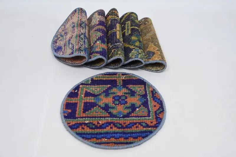 Elegante Tischsets in Blau und Beige, rutschfeste ethnische Untersetzer