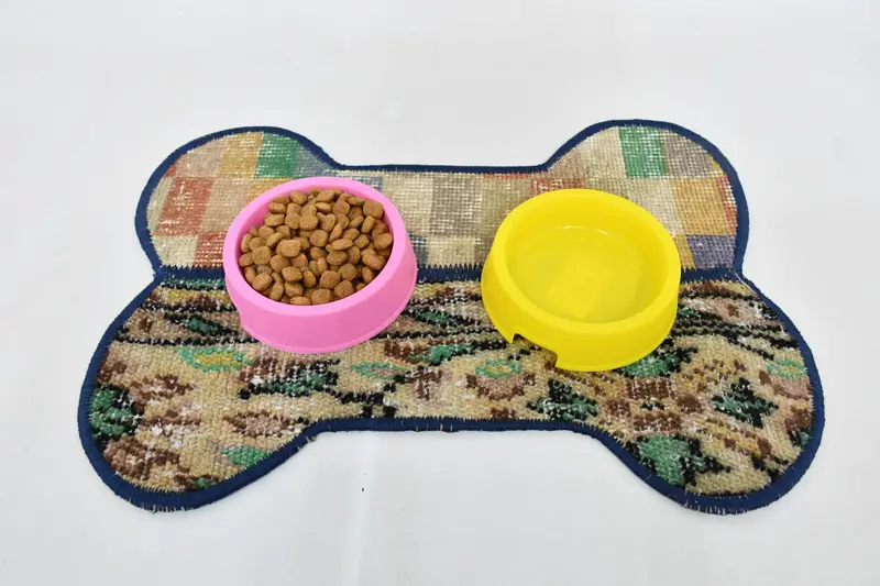 Yeşil ve Kahverengi Orta Boy Evcil Hayvan Matı, Dayanıklı ve Emici Evcil Hayvan Pedi