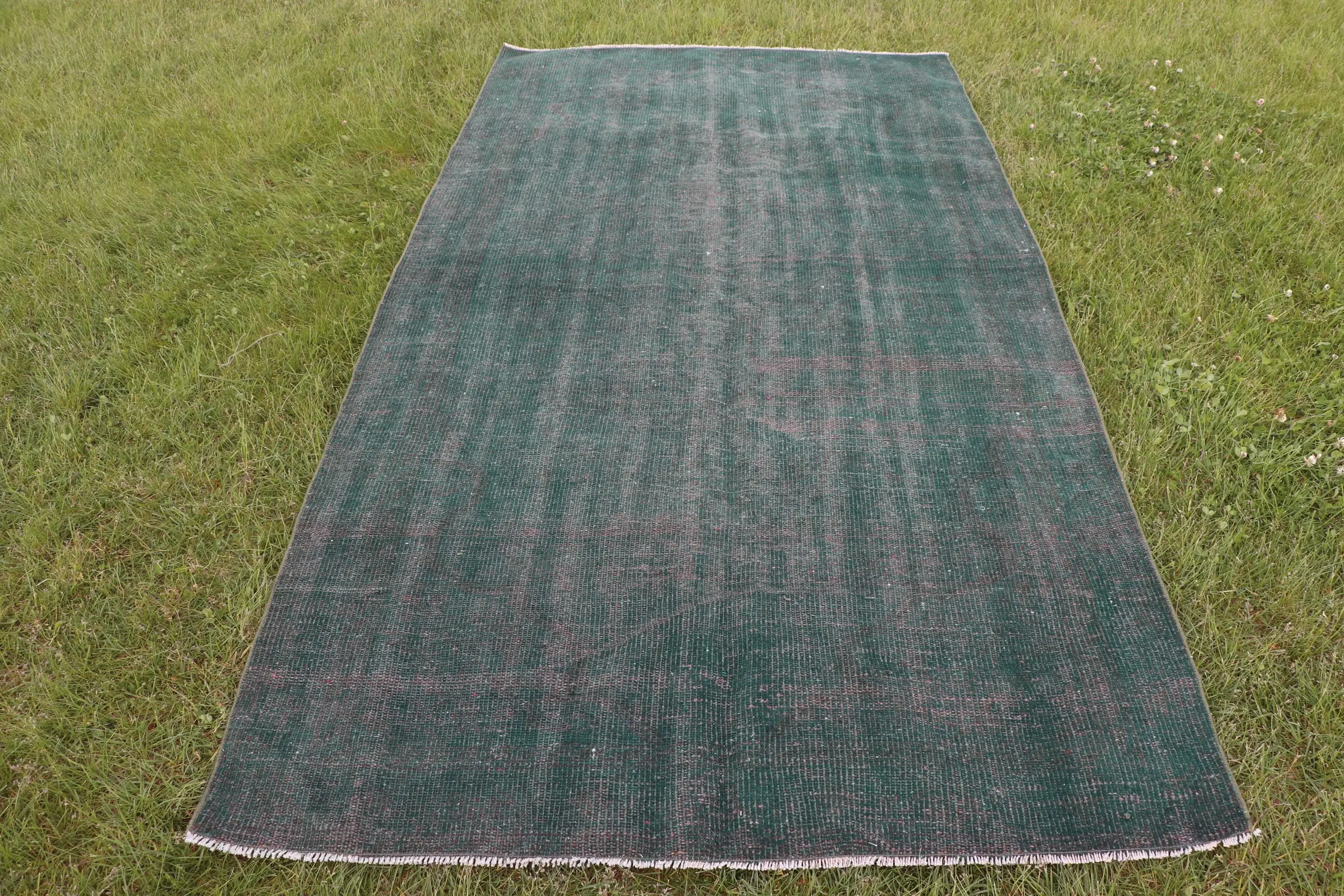 Türkischer großer Teppich 4,6 x 8,7 Fuß (139 x 265 cm), Vintage-Wollteppich mit grünem Rand - 1