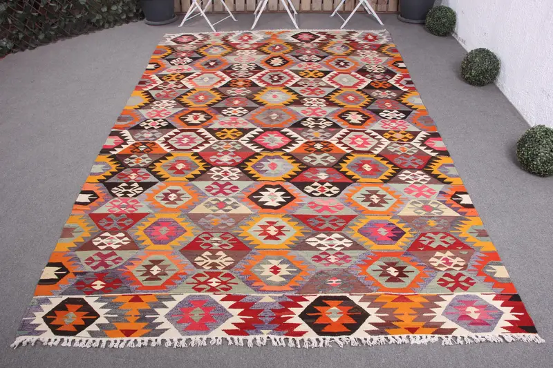 Handgefertigter gelber Tarnteppich, 6,7 x 10,4 Fuß