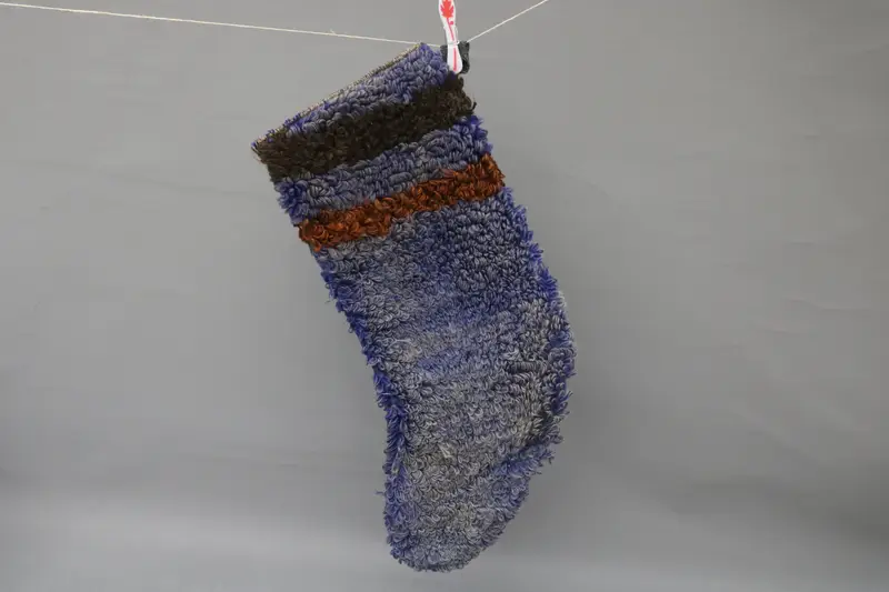 Medias navideñas azules con adornos marrones, decoración festiva