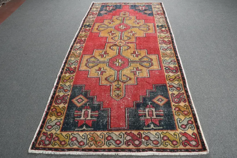 4,1 x 8,5 Fuß großer Vintage-Teppich, türkischer Teppich, roter Wollteppich mit Tiermuster - 1