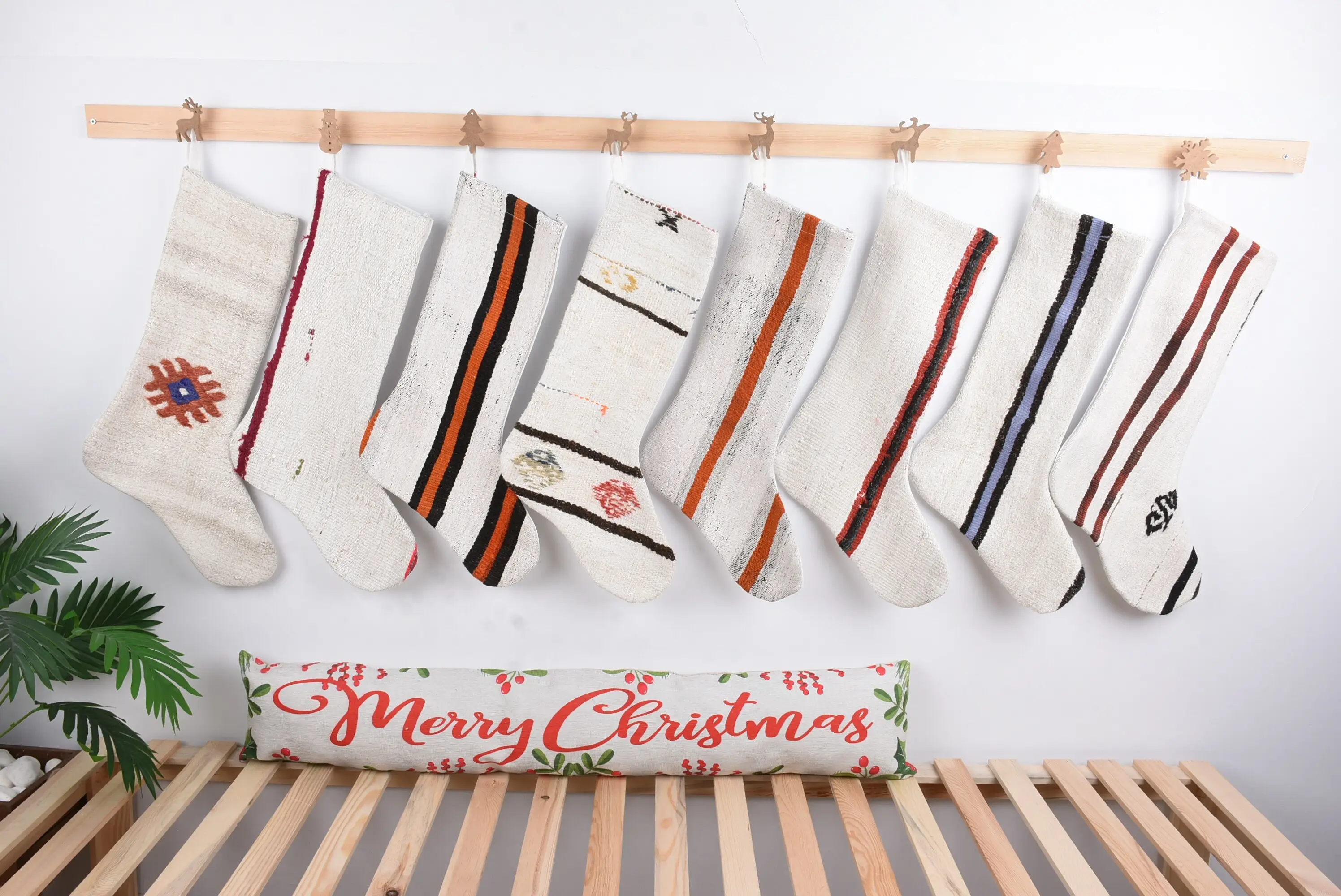 Patrón de adornos navideños festivos, calcetín navideño de 8 pulgadas de ancho - 1