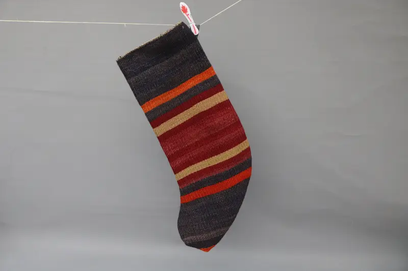 Medias navideñas rojas con adornos negros, medias festivas