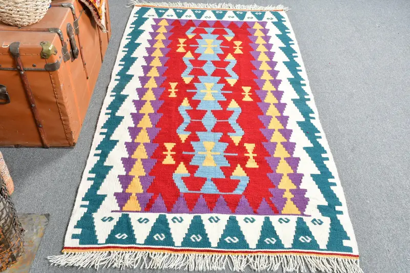 Türkischer Vintage-Teppich, 102 x 187 cm, Kelim-Teppich mit Blumenmuster in Rot und Blau