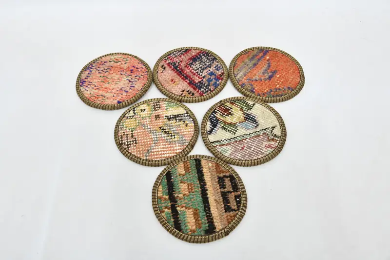 Posavasos elegantes en color beige y naranja, posavasos duraderos y elegantes.