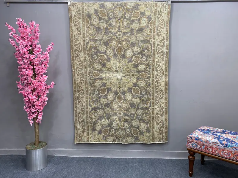 グレーのオリエンタルラグ、3.9x5.7フィートのエレガントなフローリングソリューション