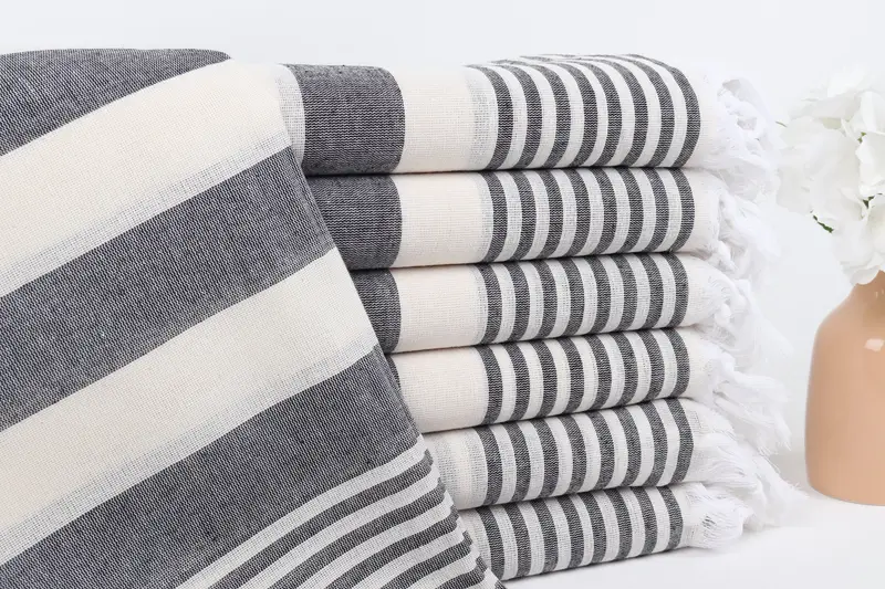 Toalla personalizada a rayas color crema y negro, 36 x 67 pulgadas