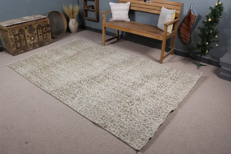 エレガントなベージュとブラウンのラグ、5.1x8.2フィートのストライプの幾何学模様のデザイン