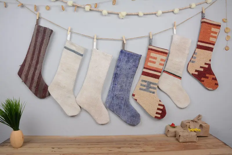 Şenlikli Noel Süsleri Deseni, 8 İnç Genişliğinde Noel Çorabı