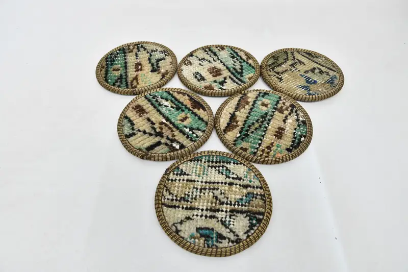 Elegantes posavasos beige y verdes, posavasos de mesa premium