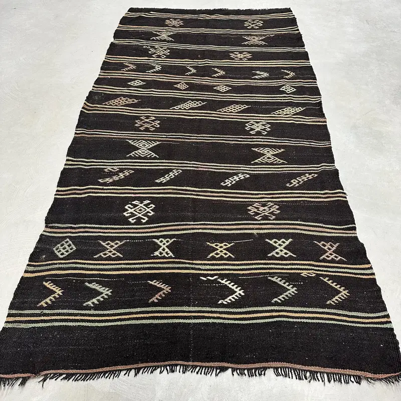 Zarif Siyah ve Yeşil Halı, 4,7x9,7 ft Soyut Tasarım