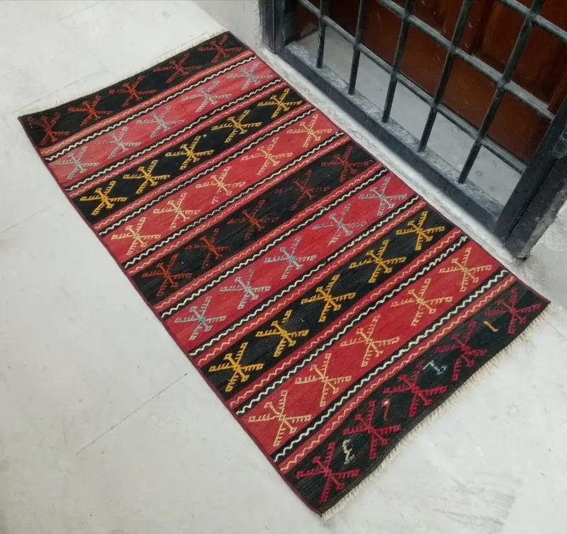 Kırmızı Oryantal Halı, 2,17x3,67 ft Zarif Kırmızı-Siyah Tasarım