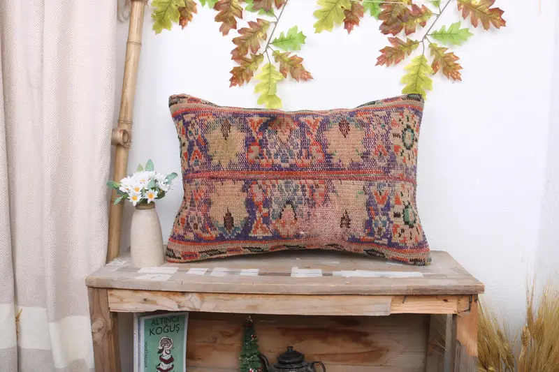 Besticktes Patchwork-Kissen in Blau und Beige, handgefertigtes rechteckiges Wurfkissen