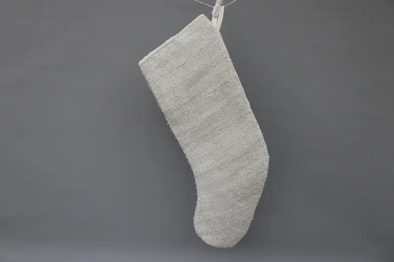 Medias navideñas beige elegantes con adornos blancos, decoración festiva