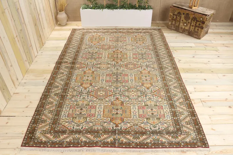 Handmade Beige Rug, 5.4x9.7 ft Floral & Geometric Pattern