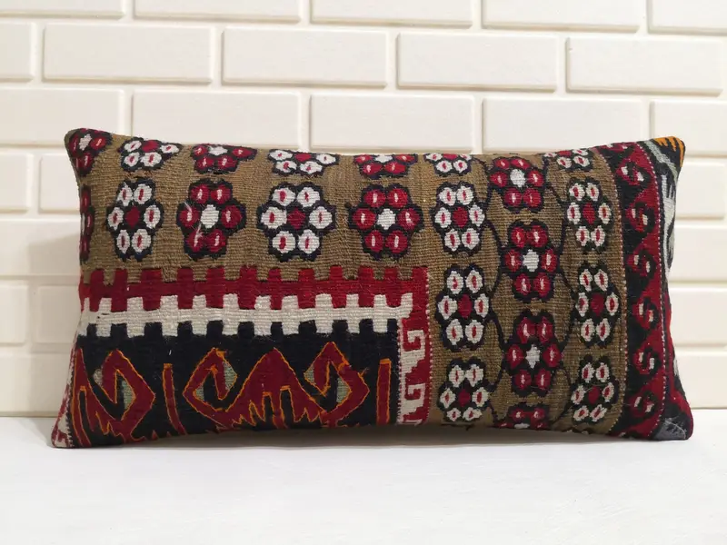 Handgefertigtes besticktes Wollkissen, geometrisches rotes und graues Rechteckkissen