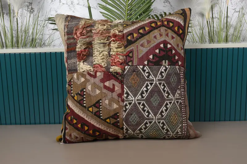 Braunes und rotes Patchwork-Wurfkissen, 24x24 besticktes Vintage-Kissen