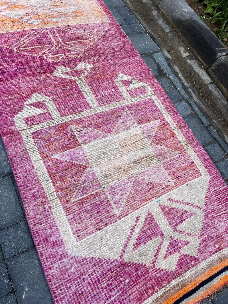 3x10,3 ft türkischer Vintage Teppich, Läuferteppich, rosa weiß gestreifter Wollteppich - 1