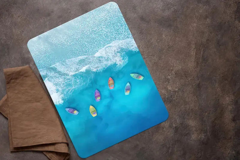 海をイメージしたカラフルなボートデザインのガラスカッティングボード