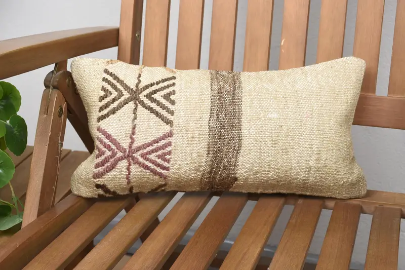 Geometrisches besticktes Kissen in Beige und Braun, vielseitiges 8x16-Wurfkissen