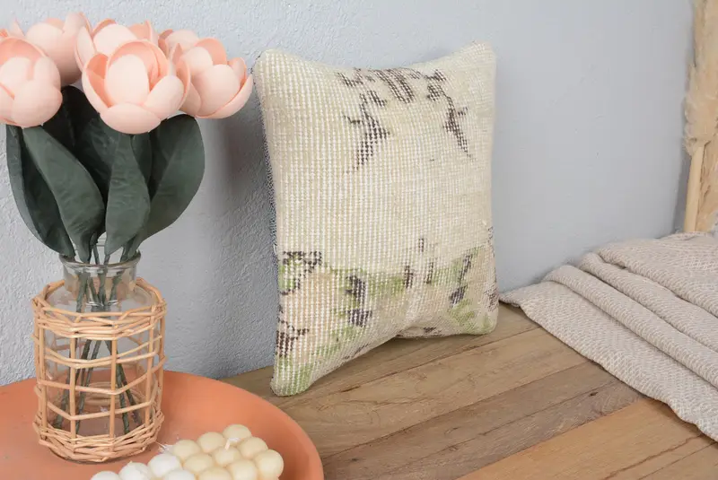 Almohada beige del suroeste con detalles verdes, almohada de tiro bordada vintage