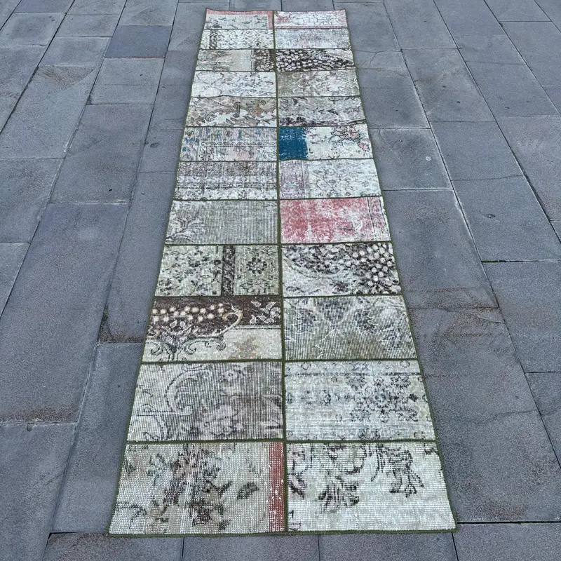 2,6 x 9,5 Fuß türkischer Vintage-Teppich, Läuferteppich, braun-weißer floraler Wollteppich - 1