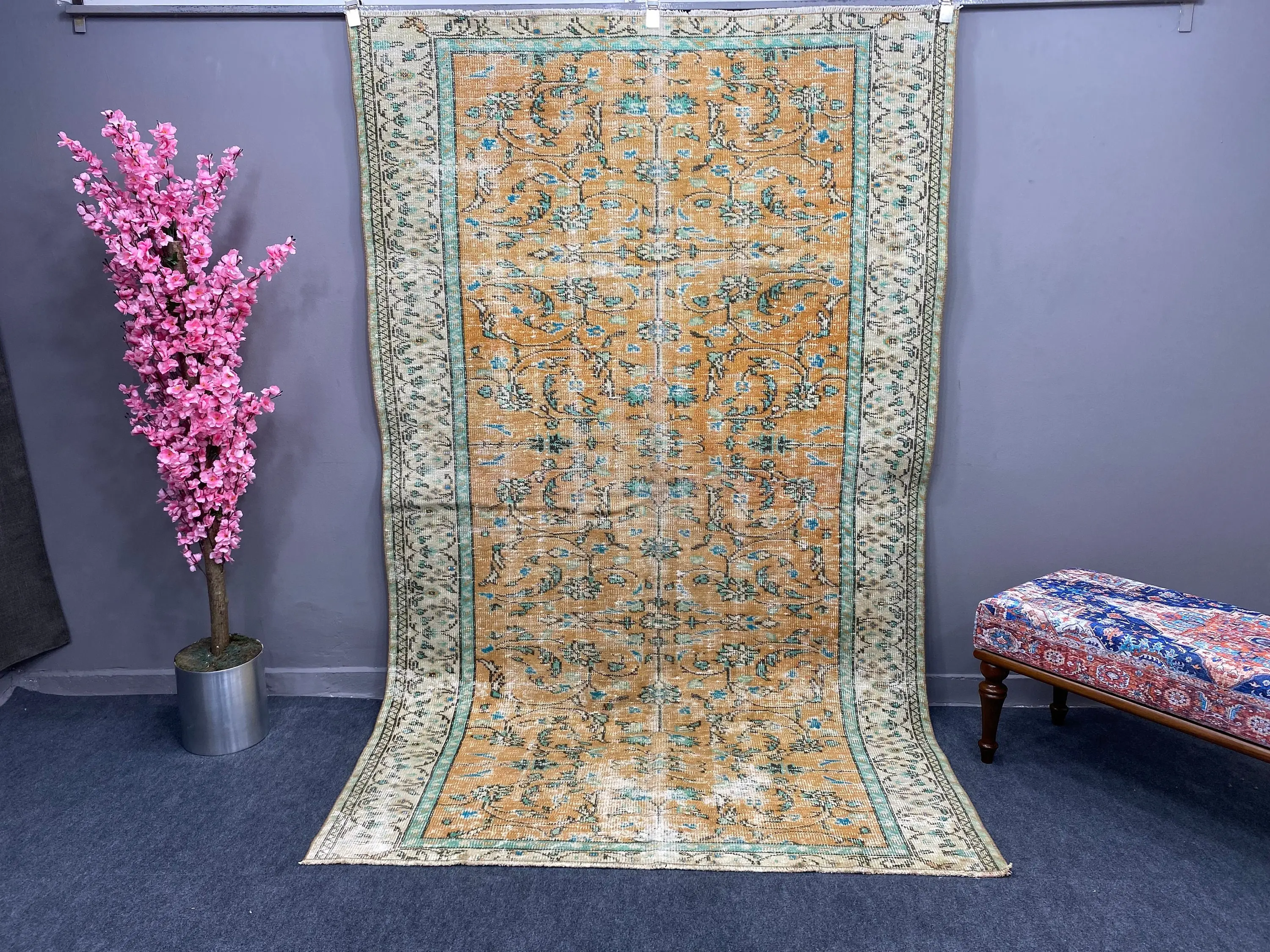 Alfombra turca vintage de 5,3x8,7 pies, alfombra de lana floral grande marrón - 1