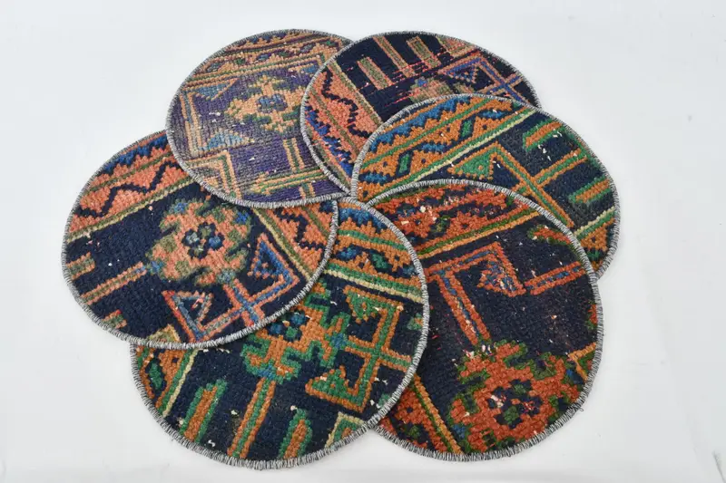 Elegantes manteles individuales azules y naranjas, decoración de mesa premium