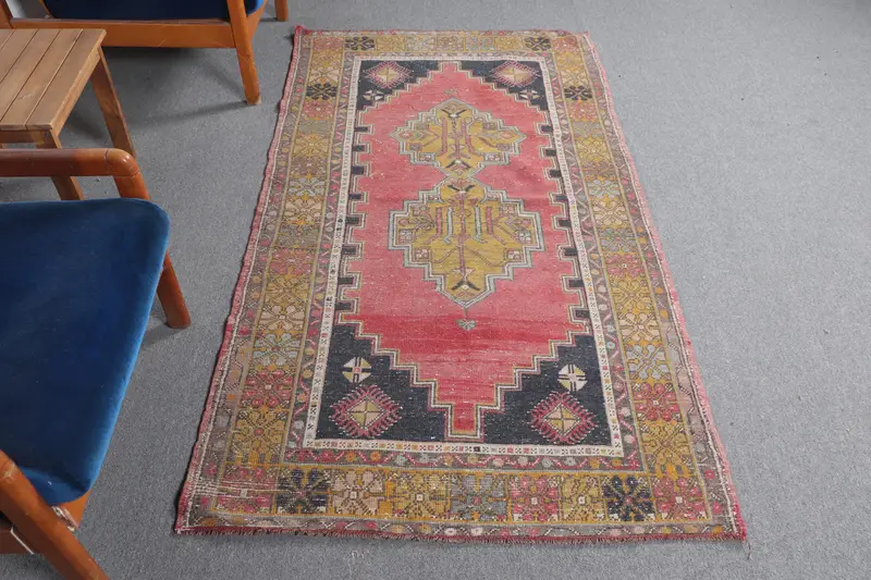 Alfombra roja con detalles en amarillo, 110x210 cm