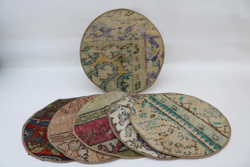 Böhmische Kreis-Tischsets, Dekor aus roter und bronzefarbener Baumwolle