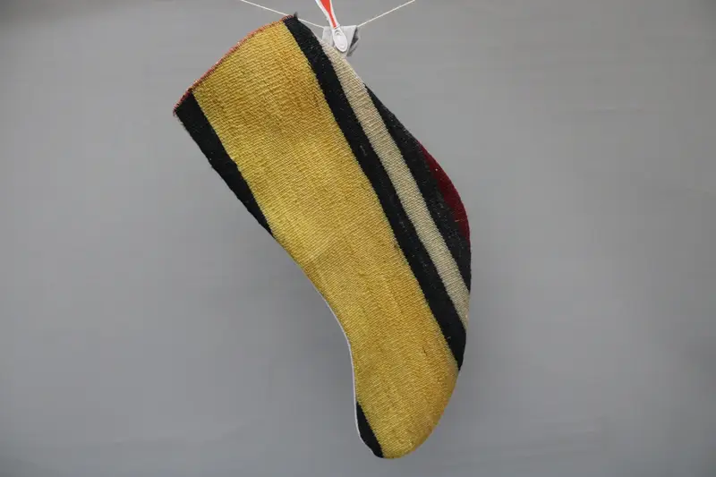 Medias navideñas rojas con adornos amarillos, decoración festiva