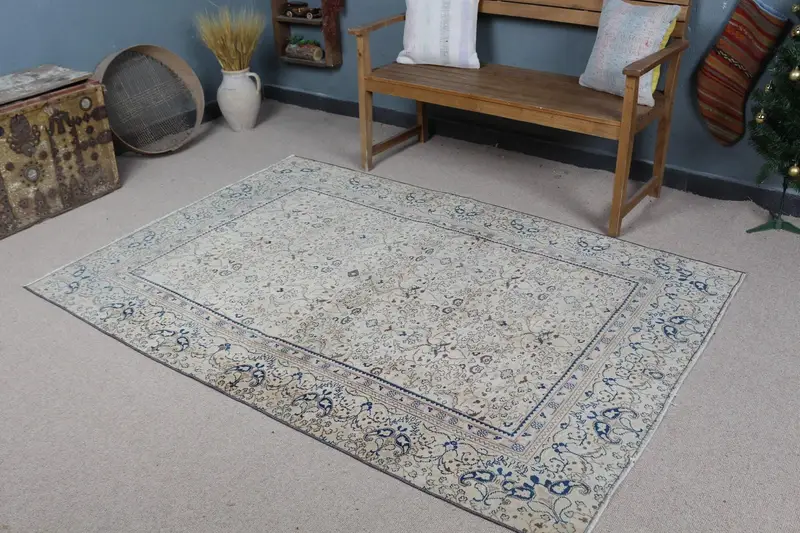 Elegant Beige Rug with Blue Border, 146x208 cm