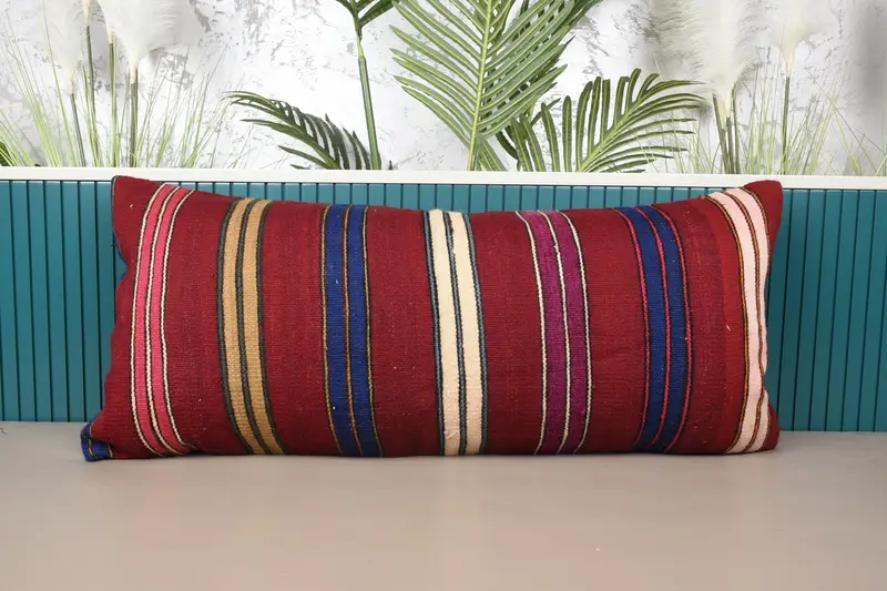 Rotes Kissen mit Bronzestreifen, Vintage besticktes Wurfkissen