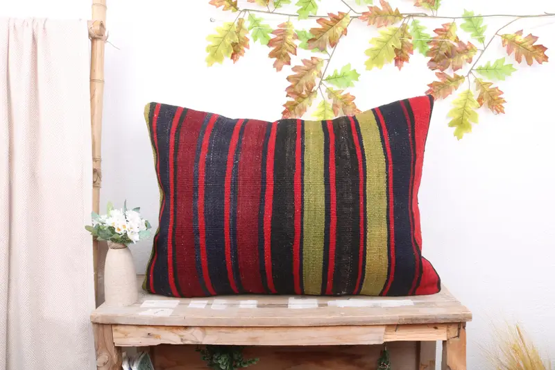 Rot-grün gestreiftes Kissen, handgefertigtes besticktes Kissen