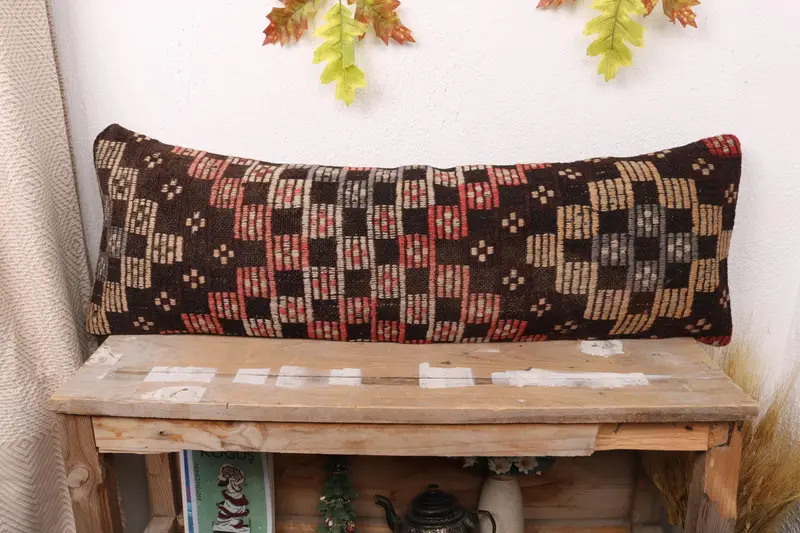 Rot-braunes geometrisches Kissen, handgefertigtes besticktes Kissen