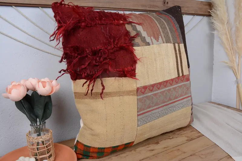 Beige & rotes Patchwork-Wurfkissen, besticktes Kissen